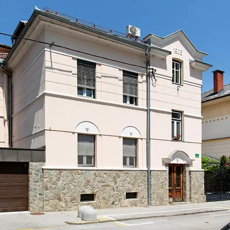 Apartman Mansarda Roof Center *